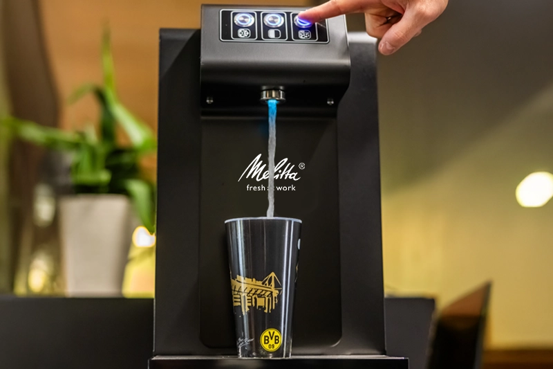 Wasser am Arbeitsplatz: Warum regelmäßiges Trinken wichtig ist