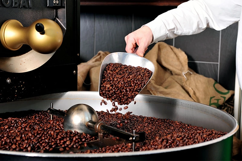 Geröstete Kaffeebohnen mit unterschiedlichen Röstgraden