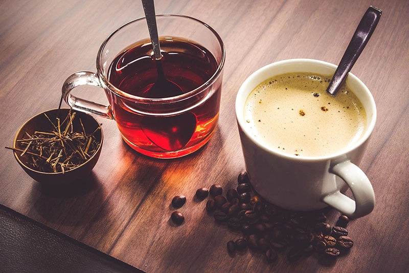 Kaffee oder Tee am Arbeitsplatz: Was ist besser für die Gesundheit und Produktivität?