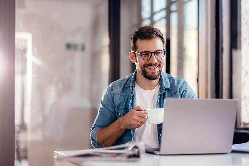 Kaffeetasse am Arbeitsplatz zur Veranschaulichung der Koffeindosis