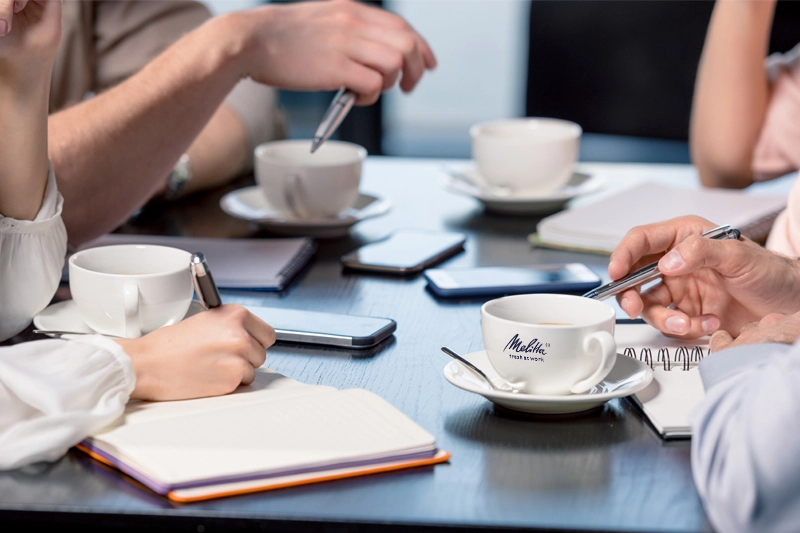 Espresso-Diplomatie: Wie Kaffee Meetings und Geschäftsbeziehungen unterstützt