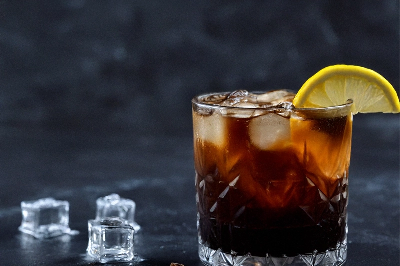 Espresso Tonic: Einfaches Rezept mit Kaffeevollautomat