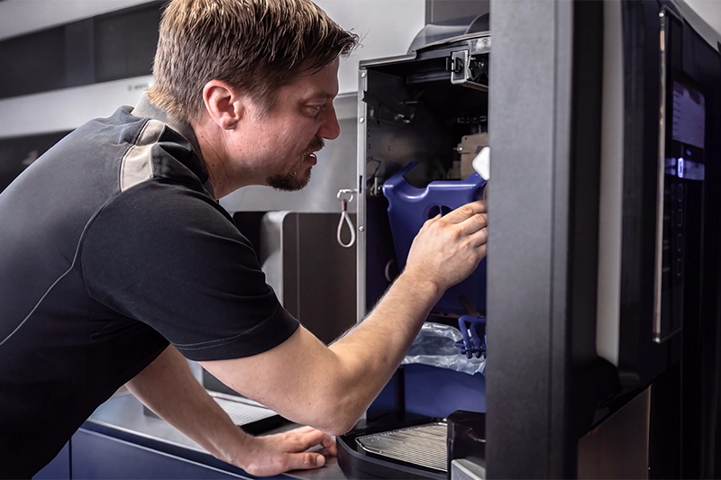 Servicetechniker wartet einen geöffneten Kaffeevollautomaten