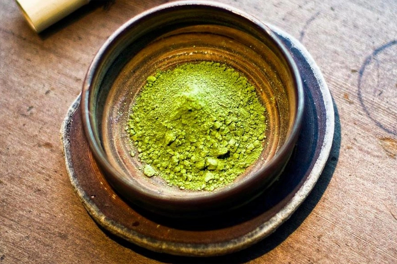 Kaffee vs. Matcha: Welcher Wachmacher ist bürotauglicher?