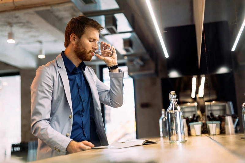 Fit und belastbar durch regelmäßiges Wasser-Trinken – auch im Job unverzichtbar
