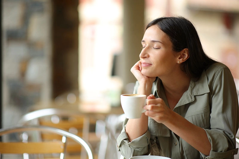 Frau genießt eine Tasse Kaffee in einem Café
