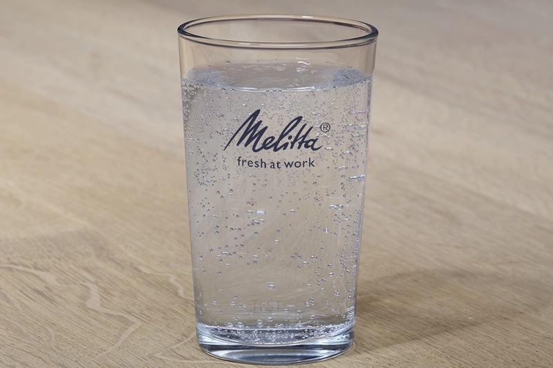 Haltbarkeit, Lagerung, Kosten: Worin unterscheiden sich Mineral- und Tafelwasser?